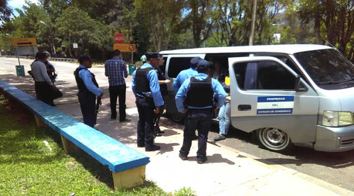 Defensores de derechos humanos y estudiantes universitarios denuncian abuso de poder por parte de elementos de la Policía Nacional.