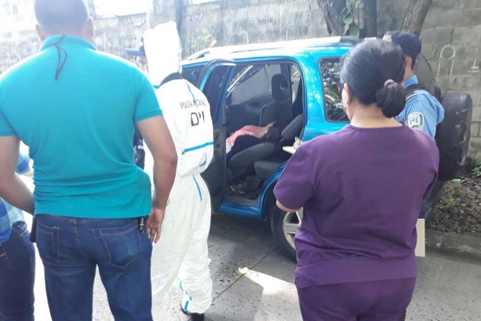 El cuerpo de la doctora fue encontrado dentro de su automóvil Chevrolet, tipo camioneta de color azul.