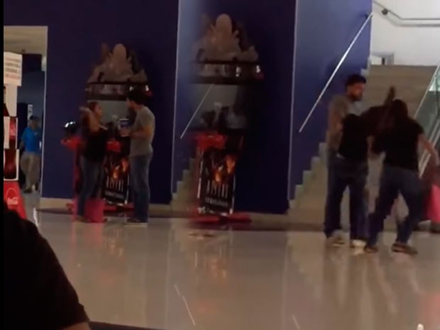 Primero golpea al hombre, después le jala el cabello a la mujer, y sale del lugar.