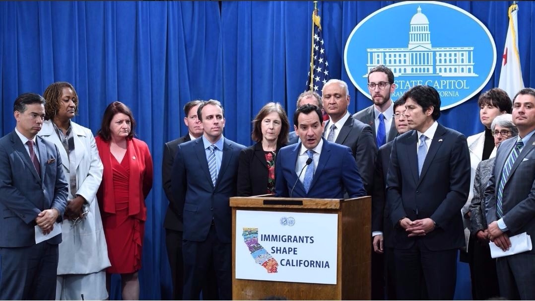 "Inmigrants Shape California": momento en que el gobernador del estado daba la noticia. Se niegan a brindar información sobre indocumentados e inmigrantes.