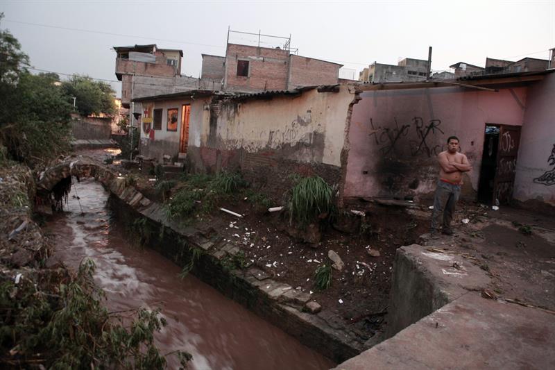 madre e hija y caen a quebrada