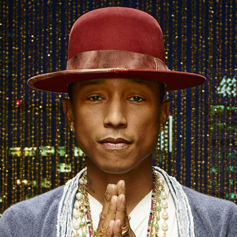 Pharrell Williams se arrodilla en apoyo a jugadores de la NFL