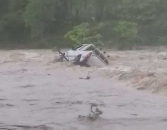 quebrada arrastró vehículo