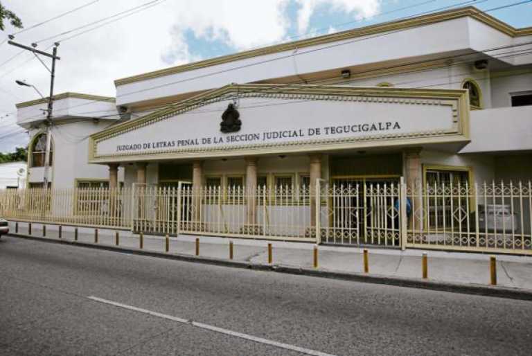En los juzgados: Llegan proxenetas que vendían servicios de las «mamis VIP»