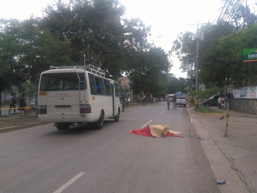 rapidito atropella a vendedor de lotería