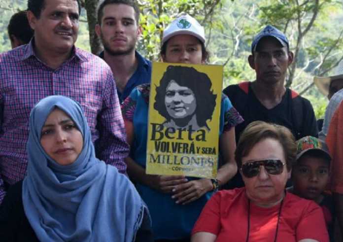 Berta Cáceres Las mujeres Nobel de la Paz, Shirin Ebadi y Tawakkol Karman, visitaron la comunidad lenca de Río Blanco y rindieron homenaje a Berta Cáceres.
