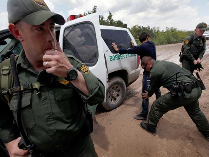 Autoridades migratorias de Estados Unidos capturaron a un "coyote" hondureño que intentaba ingresar indocumentados por frontera canadiense.