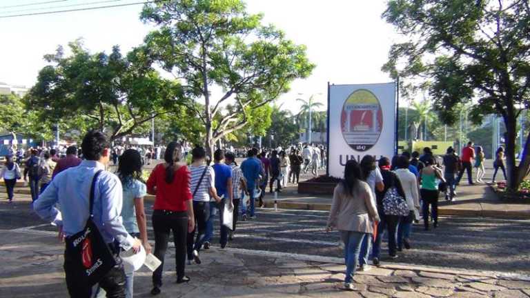 Miles de postulantes de diferentes centros universitarios realizaron la tercera y última prueba de aptitud académica en la UNAH.
