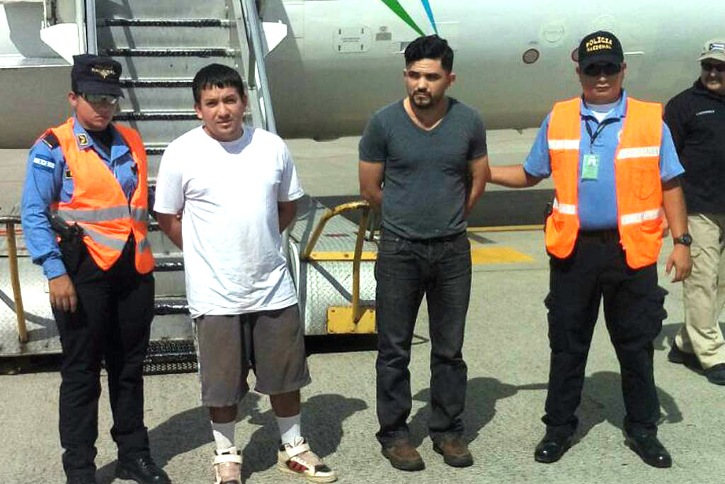 dos hondureños recién deportados