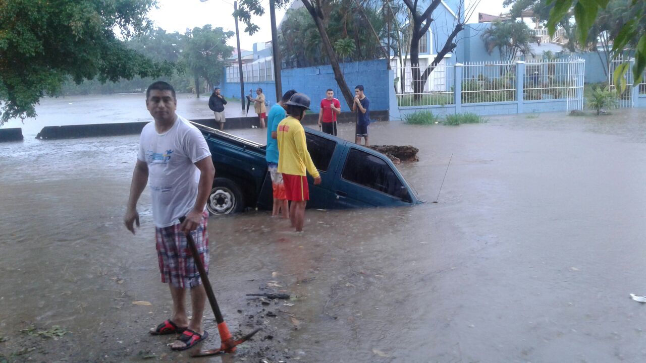 Más de dos horas de tormenta potente fueron suficientes para afectar a La Ceiba. El vehículo cayó en una hondonada en una zona de construcción pero nadie resultó herido.