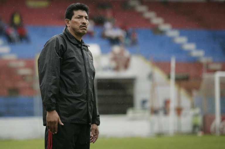 Carlos Martínez renuncia como entrenador de Real Sociedad