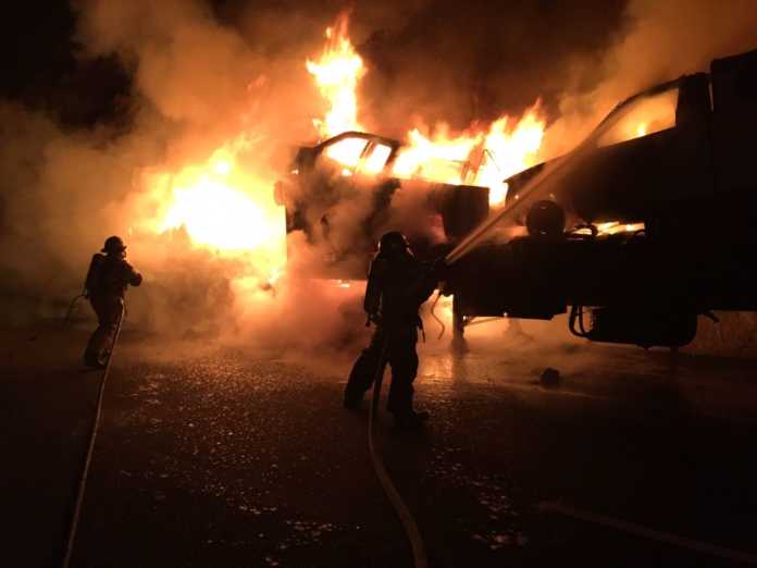 Rastra cargada con carros se incendió Rastra cargada con carros se incendia