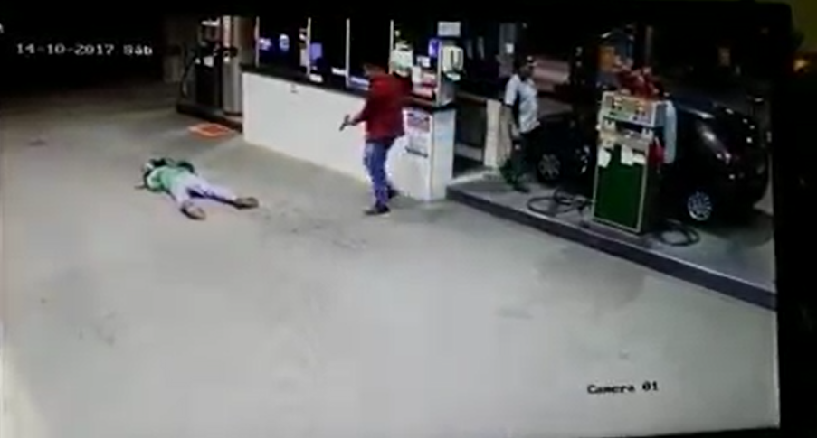 Segundos después de que el asalto saliera mal. El agente militar salió de su vehículo y se cercioró de que estaba fuera de combate. Les pidió a los presentes mantener la calma y tomar distancia.