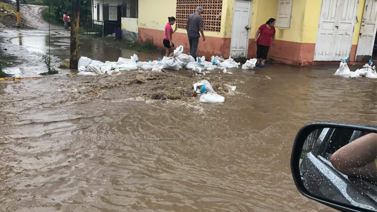 Las familias limeñas que residen en el centro de la ciudad tratando de frenar el paso del agua. Al no tener otra opción, colocaron artículos ya desechados.