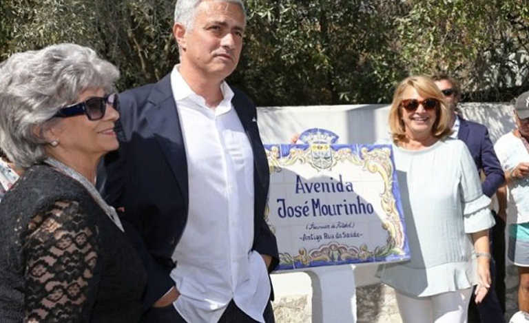 Mourinho inaugura una avenida con su nombre en Setúbal, Portugal