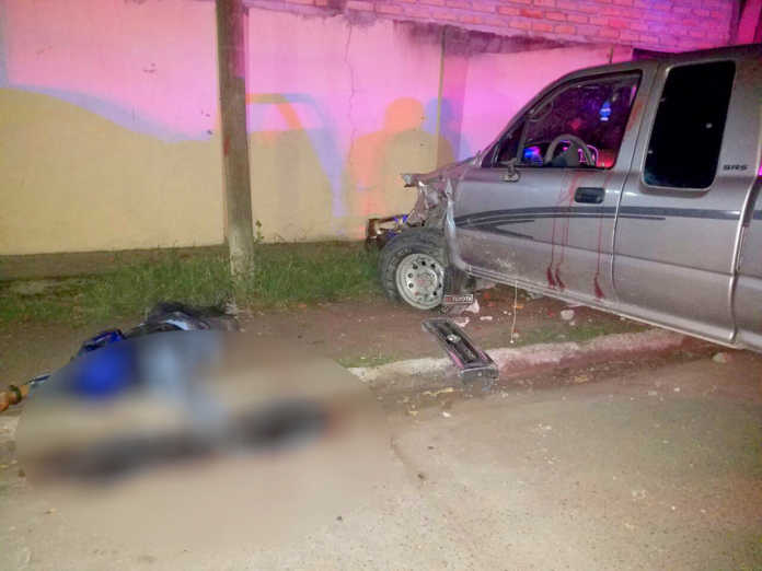 Uno de los oficiales murió en el sitio, mientras que el otro expiró camino al hospital.