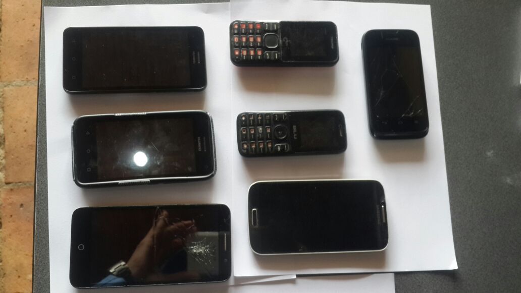 Los teléfonos celulares fueron decomisados a los detenidos. Se les hará revisión para encontrar cualquier tipo de información concerniente a la estructura criminal.