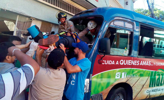 Accidente Una unidad de transporte público que peleaba vía con otro vehículo provocó un grave accidente en una colonia de Tegucigalpa.