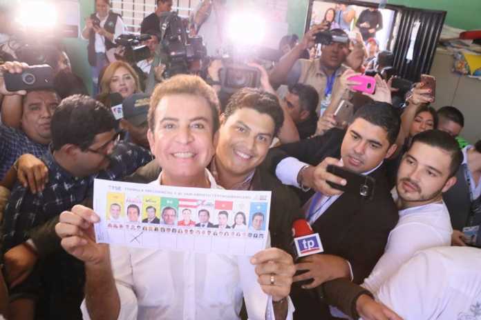 Salvador Nasralla ejerció su voto