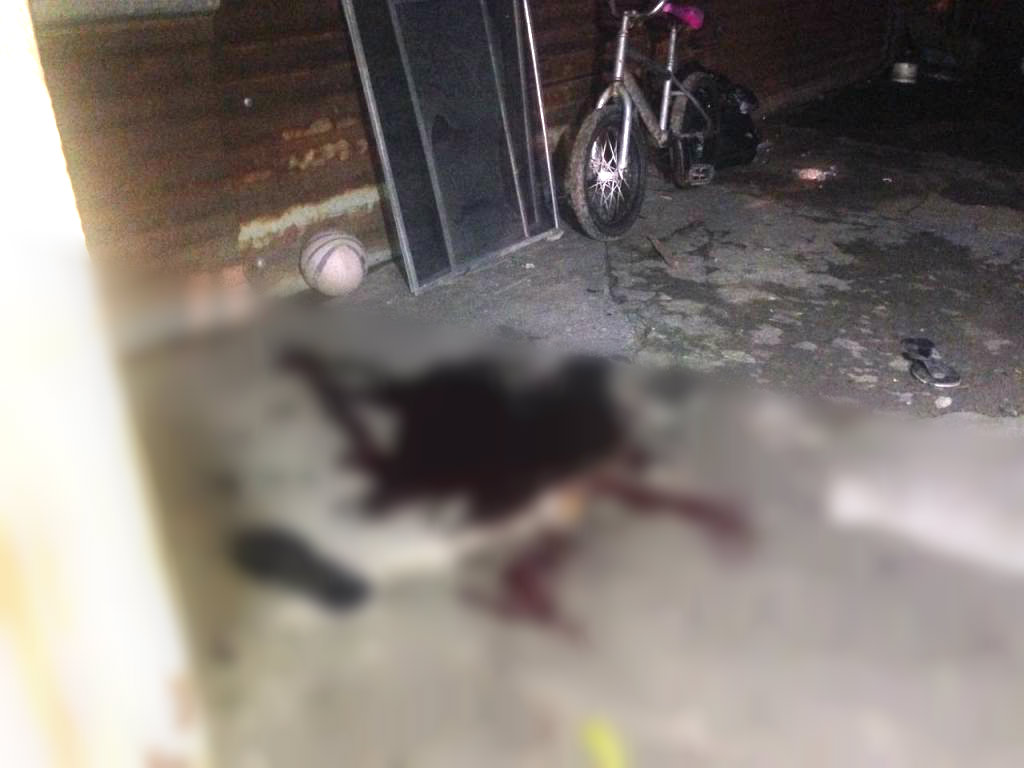 Así quedó la escena del crimen tras la partida de los criminales y el traslado del herido al hospital.