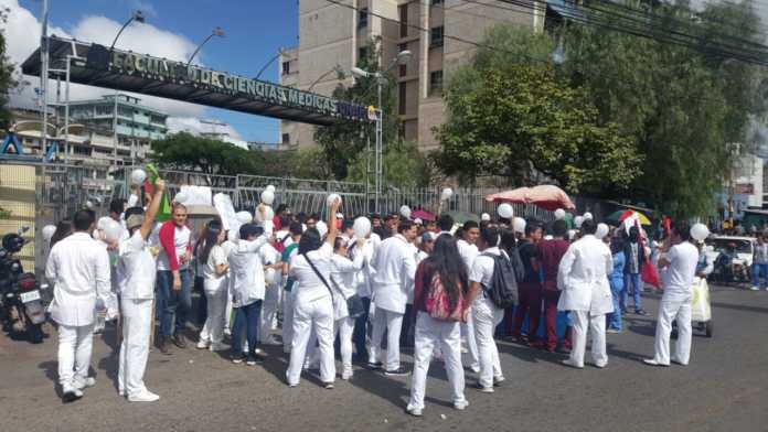 Médicos mantienen el paro de labores
