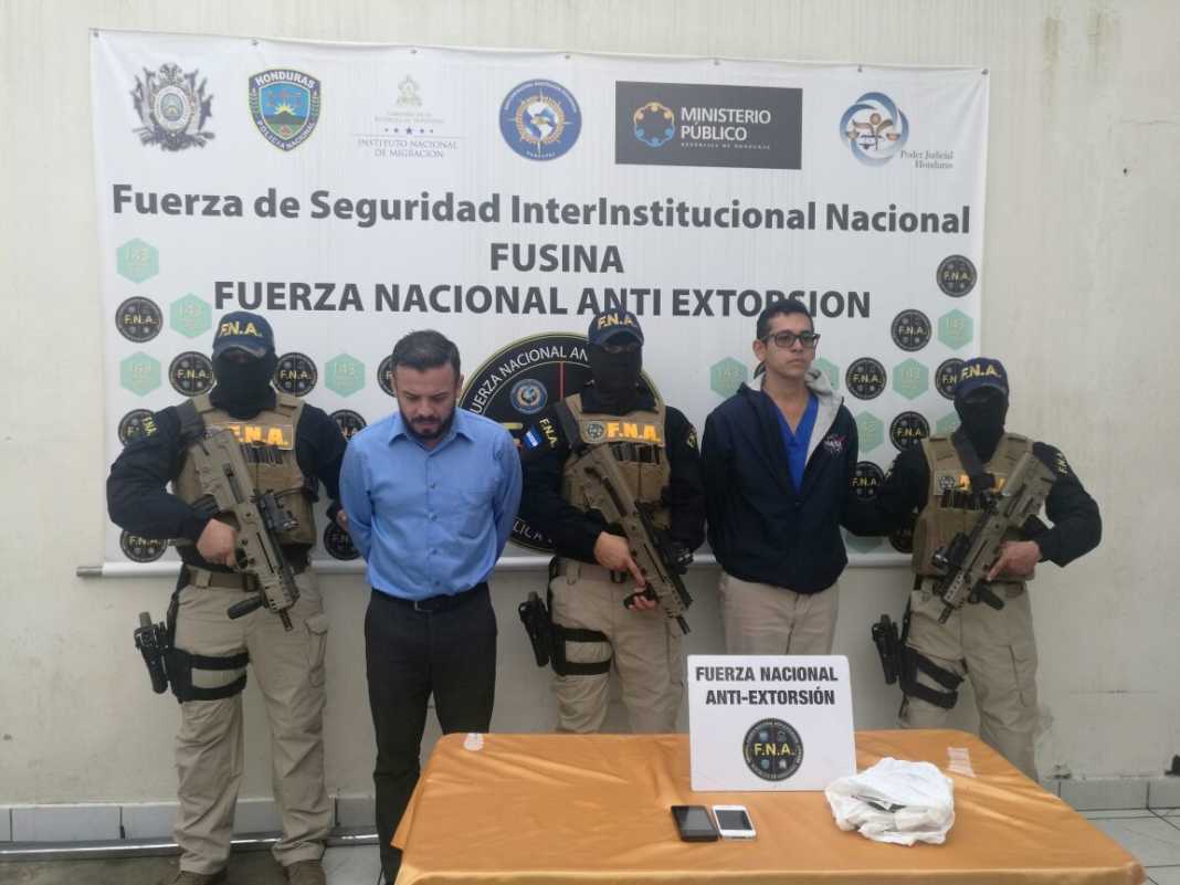 Detienen a dos presuntos extorsionadores