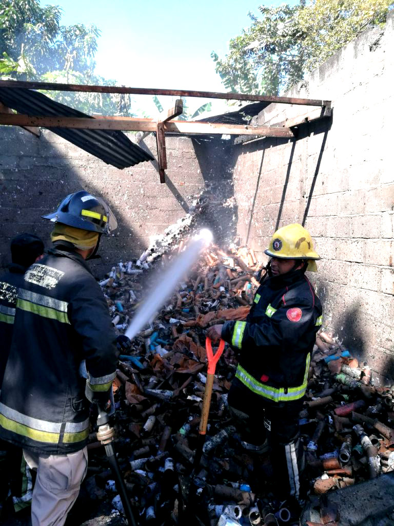 En menos de una hora se logró extinguir las llamas. Aún así, el lugar fue reducido a cenizas.