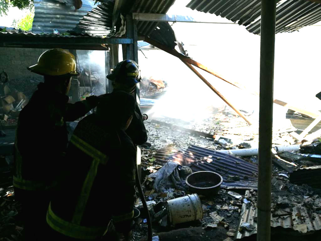 Se desconoce si en el lugar del incendio y explosiones se encontraba otras personas además del propietario.