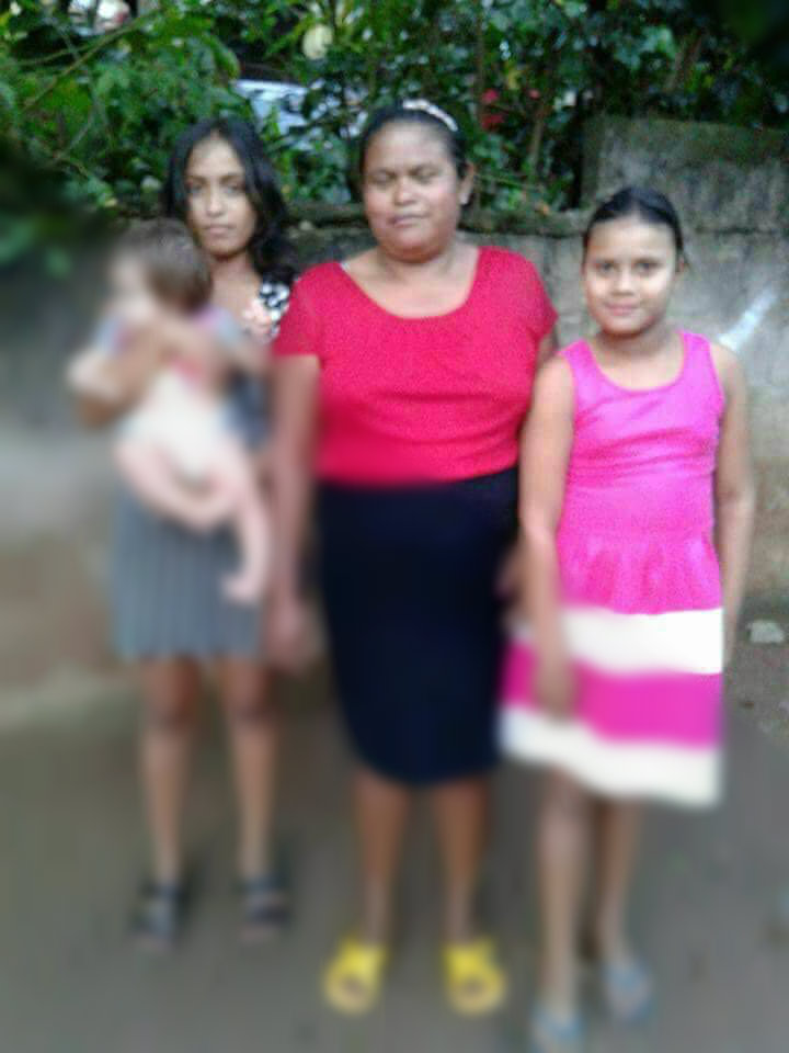Según conocidos, ellas serían la madre e hijas asesinadas esta madrugada.