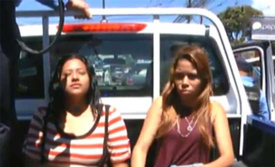 Detienen a dos mujeres con 30 libras de pasta de coca