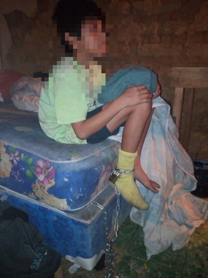niño encadenado en Olancho