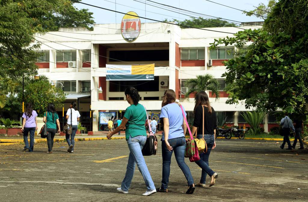 UNAH- VS: Estudiantes de Química se toman edificio administrativo