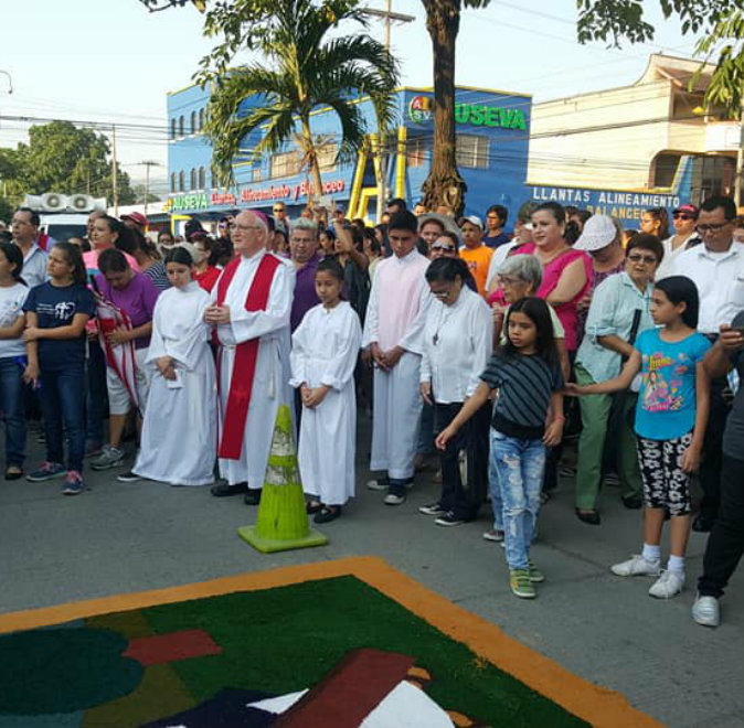 Feligreses sampedranos recuerdan la muerte de Jesucristo