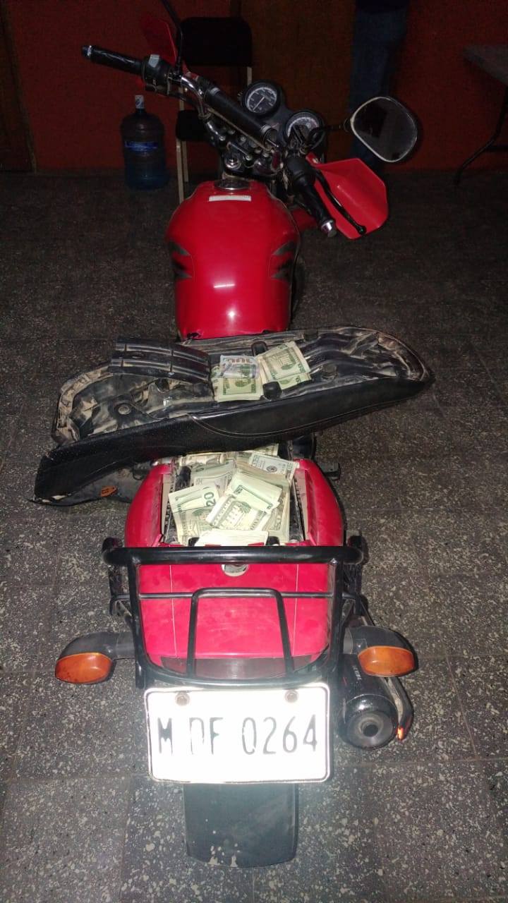 Detienen a un hombre que llevaba 40 mil dolares ocultos dentro moto