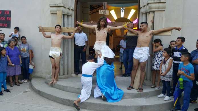 Feligreses sampedranos recuerdan la muerte de Jesucristo Feligreses sampedranos recuerdan la muerte de Jesucristo