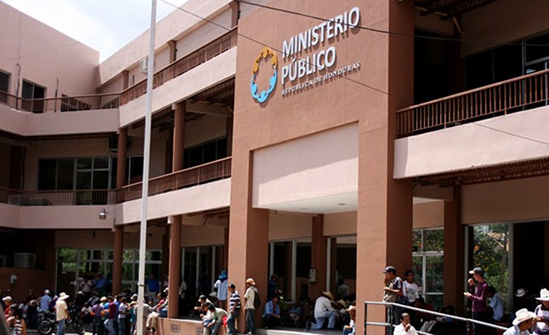 El abogado, Aníbal  Izaguirre Maradiaga (52), es el primer aspirante en presentar ante la Junta Proponente sus documentos para aspirar a ser el nuevo fiscal general en Honduras
