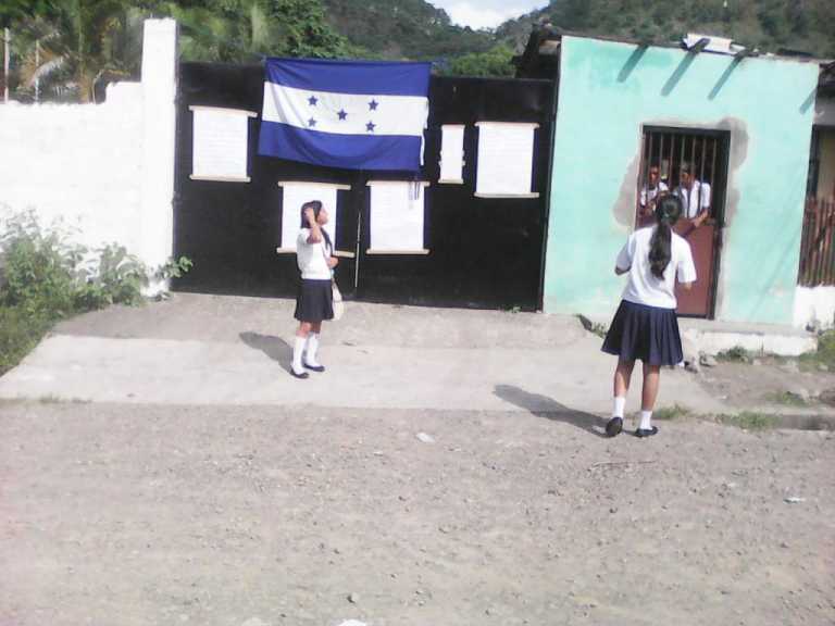 Estudiantes se toman centro educativo en Santa Bárbara