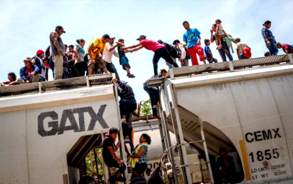 Cientos de migrantes suben a "La Bestia" arriesgándose a perder alguna extremidad o a morir.