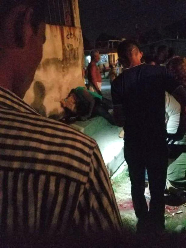 Tras escuchar el tiroteo, pobladores de la zona llegaron y se encontraron una sangrienta escena del crimen.