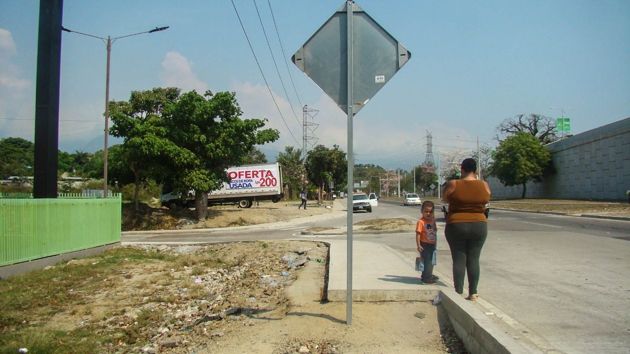 En la zona se congestiona el tráfico por la cantidad de buses que salen desde el sector Satélite cuando hay reunión en La Cosecha. Las unidades deben recorrer algunos kilómetros para hacer el retorno hacia SPS.