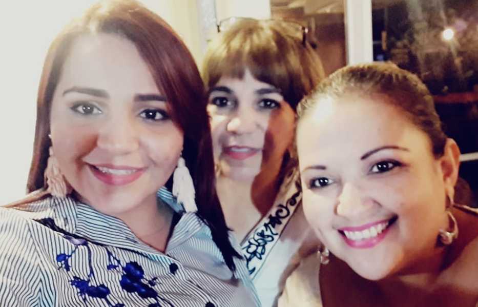 Elizabeth Orellana con sus amigas.