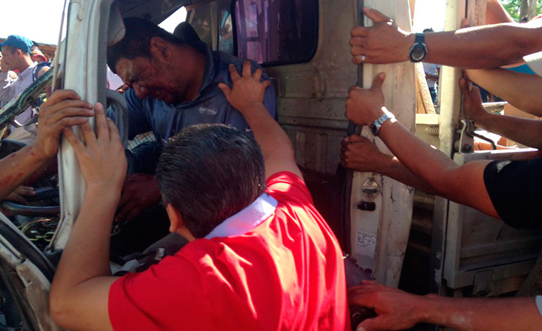camión y una ambulancia