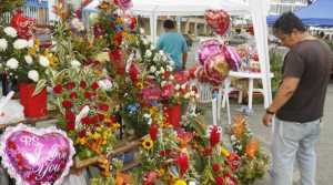 Las flores rojas engalanan los comercios.