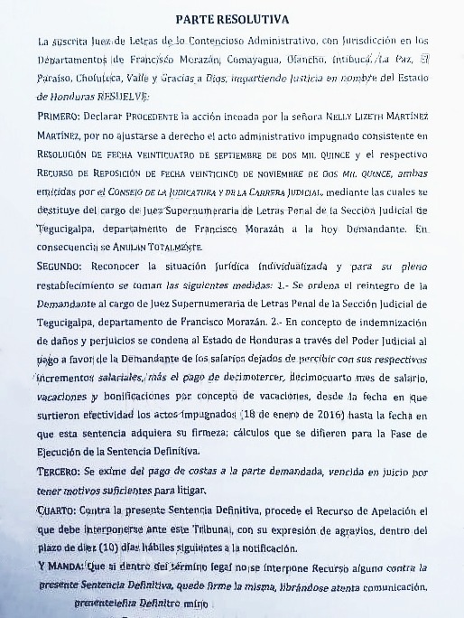 La resolución que ordena el reintegro de la jueza Nelly Martínez.