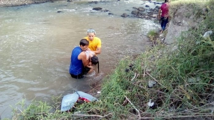hermanas en poza de Comayagua