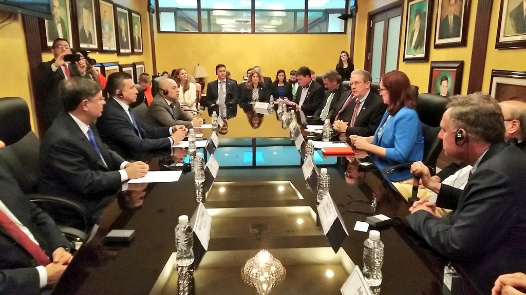 Óscar Chinchilla y congresistas de Estados Unidos