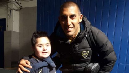 El increíble gesto de Carlos Tévez con niño especial en la Bombonera