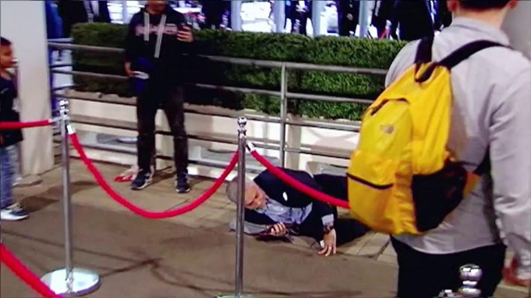La fuerte caída de José Mourinho en el estadio de Wembley