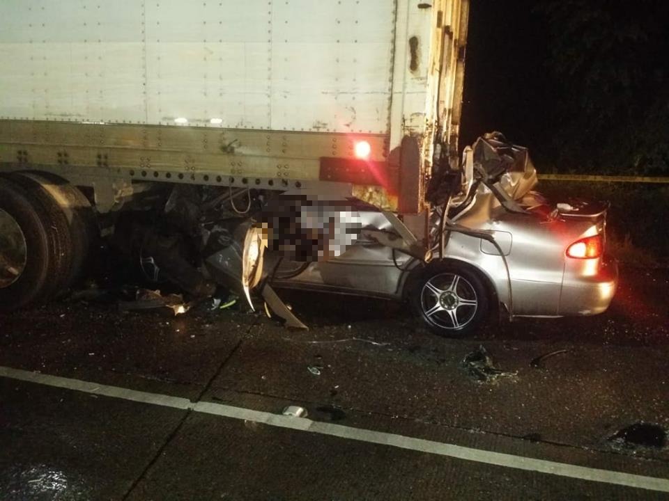 muere al chocar contra rastra en La Lima