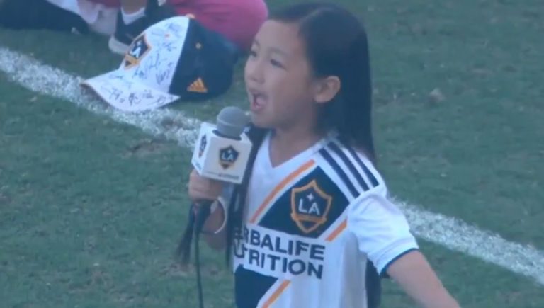 Niña de siete años dejó sorprendido a Zlatan Ibrahimovic despues de cantar el himno de Estados Unidos